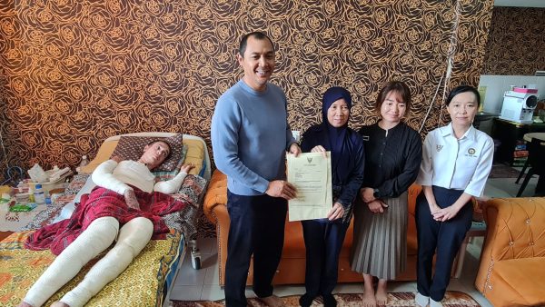 Premier Sarawak hulurkan sumbangan pada hero kebakaran RPR Batu Kawa