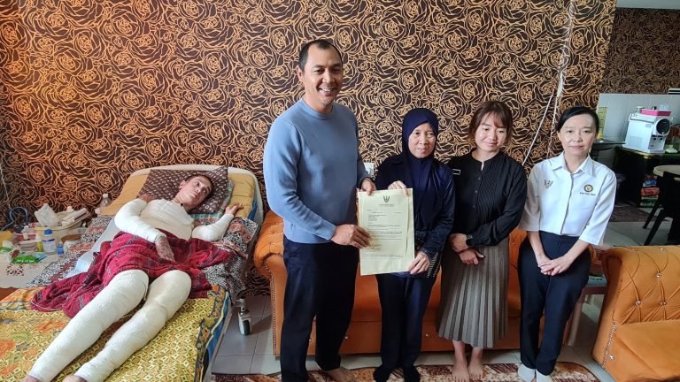 Premier Sarawak hulurkan sumbangan pada hero kebakaran RPR Batu Kawa