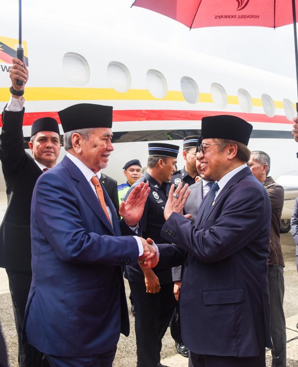 Yang di-Pertua Negeri Sarawak selamat tiba di Kuching
