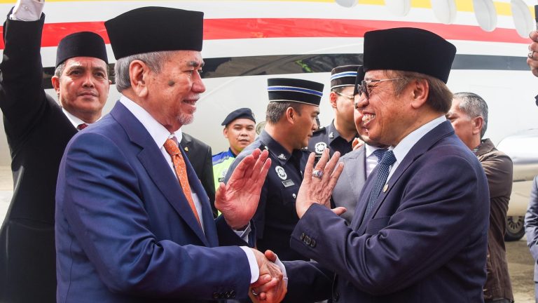 Yang di-Pertua Negeri Sarawak selamat tiba di Kuching