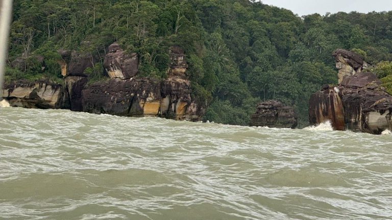 Runtuhan batu ikonik di Taman Negara Bako fenomena alam