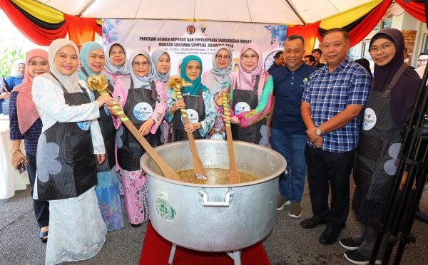 MAKSAK Sarawak agih bubur pedas, sumbangan Ramadan