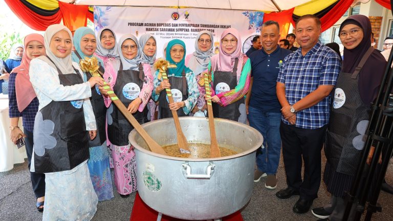 MAKSAK Sarawak agih bubur pedas, sumbangan Ramadan