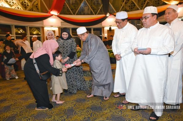 Premier Sarawak santuni anak-anak istimewa