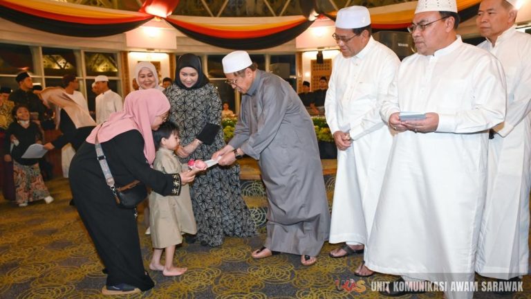 Premier Sarawak santuni anak-anak istimewa