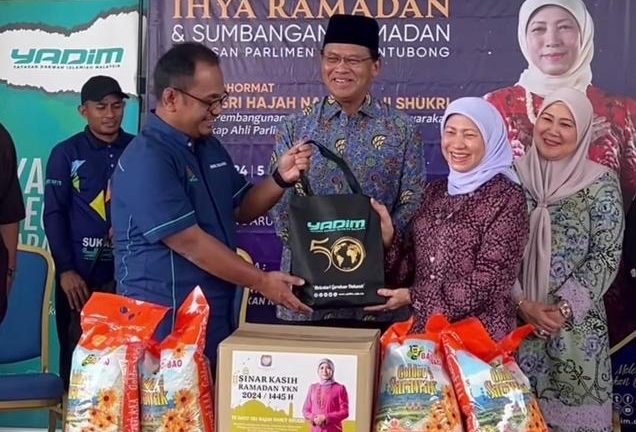 Golongan asnaf Parlimen Santubong terima bakul makanan