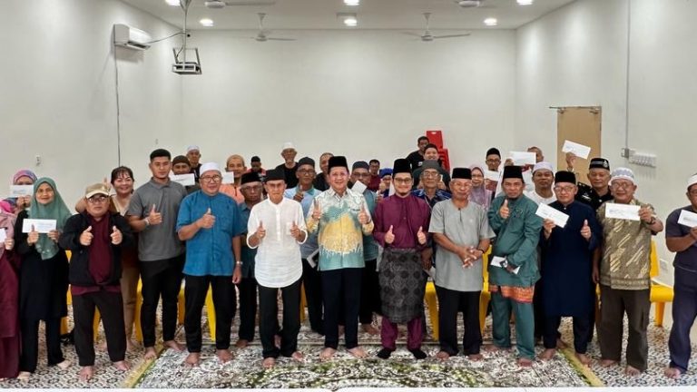 Masjid, surau DUN Daro terima sumbangan Projek Kecil Luar Bandar