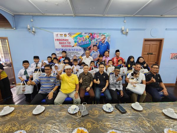 1,100 pelajar terima beg, pakaian sekolah di DUN Kuala Rajang