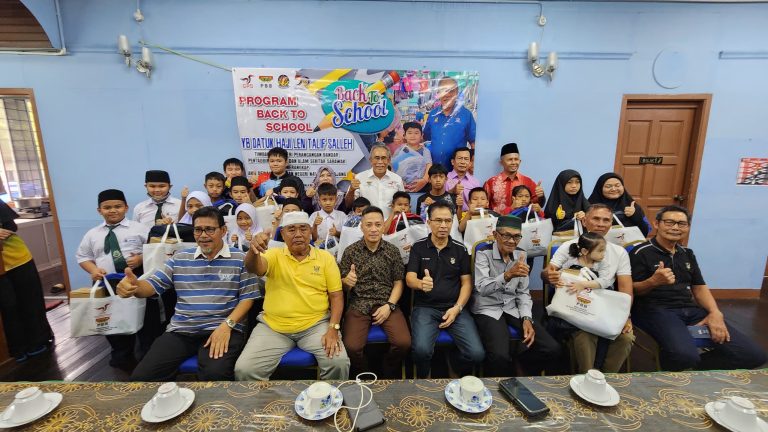 1,100 pelajar terima beg, pakaian sekolah di DUN Kuala Rajang