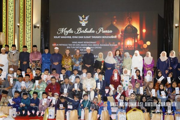 MAKSAK Wanita Sarawak santuni 100 pelajar