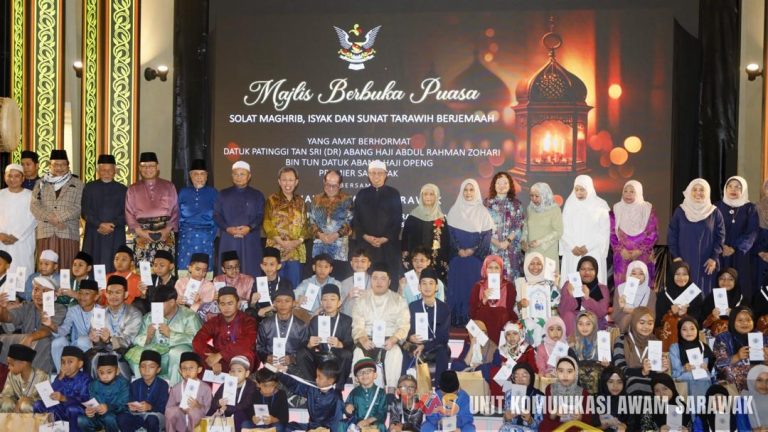 MAKSAK Wanita Sarawak santuni 100 pelajar