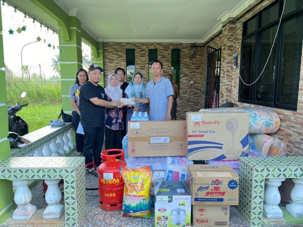 Hanifah hulur sumbangan mangsa kebakaran Kampung Penakub Hilir