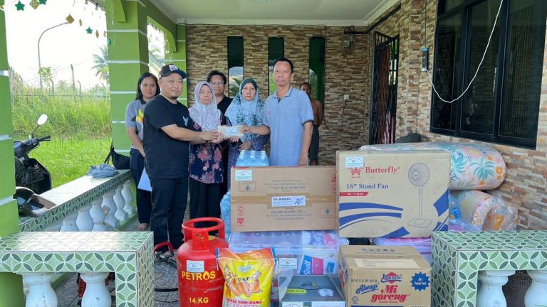 Hanifah hulur sumbangan mangsa kebakaran Kampung Penakub Hilir