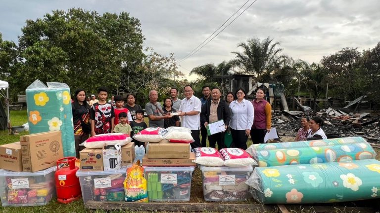 Mangsa kebakaran Kampung Tingkas terima bantuan Ahli Parlimen Mukah