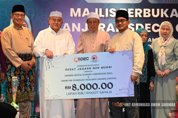 Premier Sarawak, isteri santuni kanak-kanak Pusat Jagaan Nur Murni