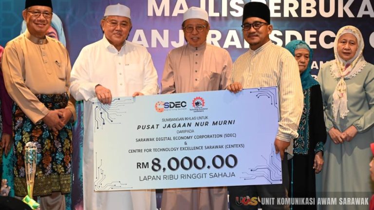 Premier Sarawak, isteri santuni kanak-kanak Pusat Jagaan Nur Murni