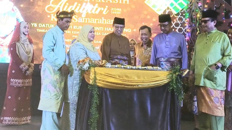 Bakal jemaah haji Parlimen Kota Samarahan terima sumbangan