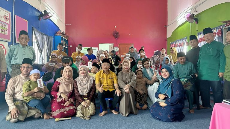 Premier Sarawak hulurkan sumbangan kepada PDK Gedong