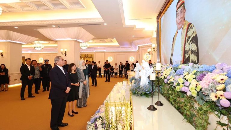 Dr. Wan Junaidi beri penghormatan terakhir kepada Mutang Tagal