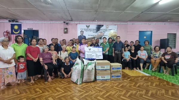 Kerajaan Sarawak beri bantuan racun perosak , baja tanaman jagung