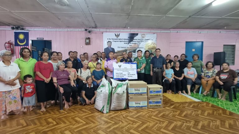 Kerajaan Sarawak beri bantuan racun perosak , baja tanaman jagung