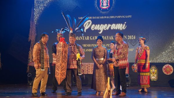 Pertandingan Kumang peragakan pakaian tradisional masyarakat Iban