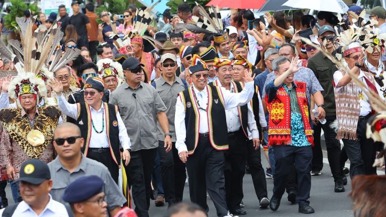 Perarakan Gawai serlah semangat Segulai Sejalai