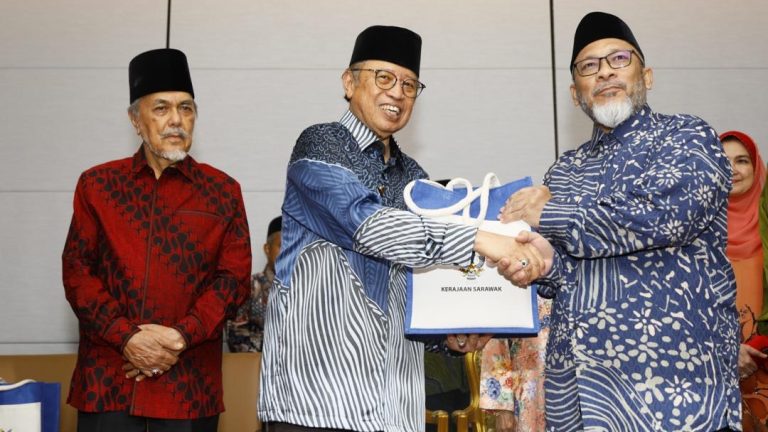 Adil kepada semua kaum – Premier