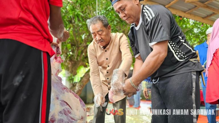 Golongan asnaf, penduduk kampung terima daging korban