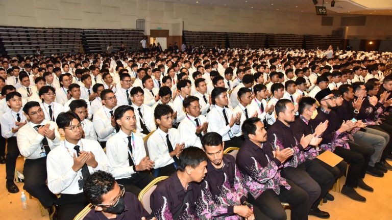 898 pelajar baharu UNIMAS lafaz ikrar