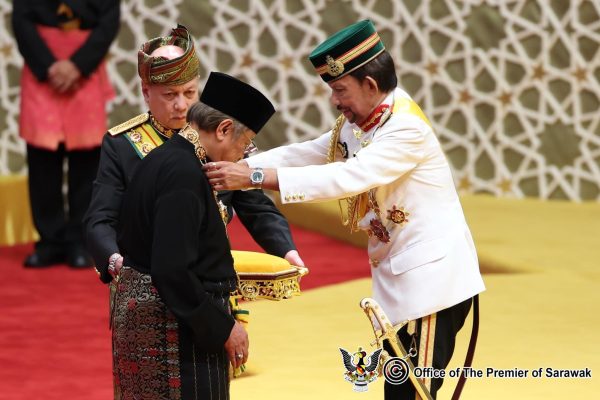 Premier Sarawak terima bintang kebesaran di Brunei