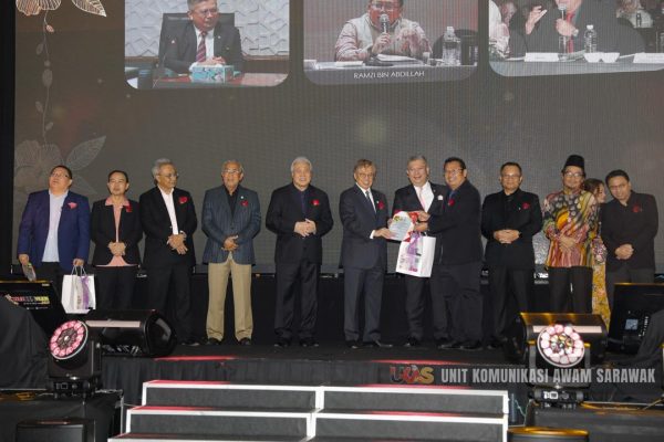 Contohi Sarawak dalam proses desentralisasi