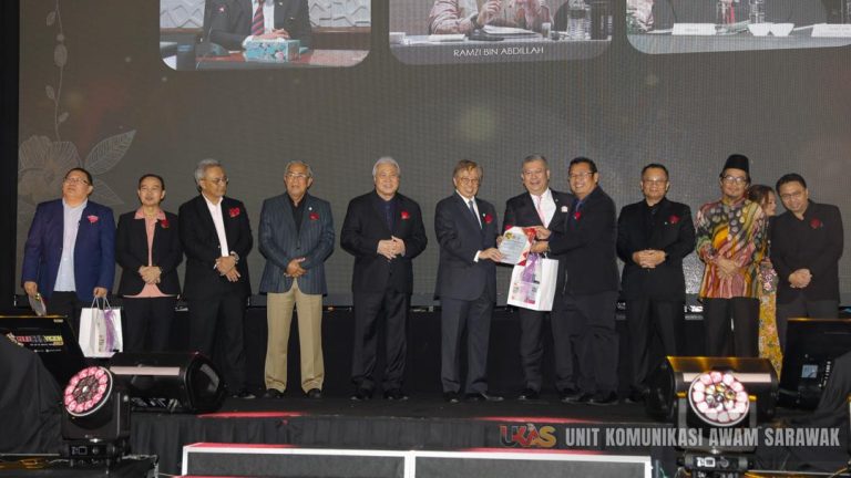 Contohi Sarawak dalam proses desentralisasi