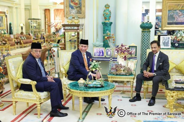 Yang di-Pertua Negeri Sarawak kunjungi Sultan Hassanal Bolkiah