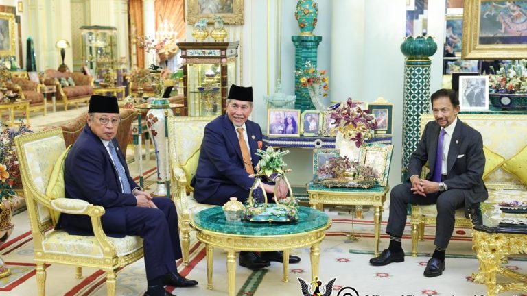 Yang di-Pertua Negeri Sarawak kunjungi Sultan Hassanal Bolkiah