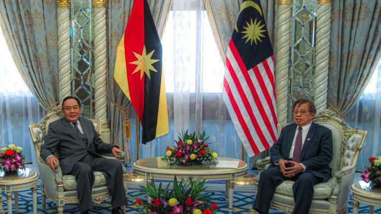 Awang Bemee kunjungi Premier Sarawak, rakam penghargaan