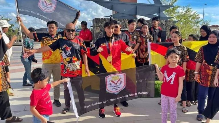 Anak kelahiran Marudi menang pingat emas SUKMA diarak keliling pekan
