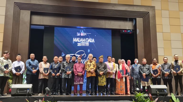 25 tokoh alumni UiTMCS terima anugerah