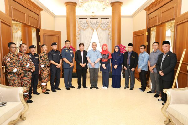 TYT berjumpa dengan pasukan SAR tragedi bot karam Sungai Batang Kayan