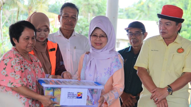 Keluarga mangsa perahu karam terima sumbangan