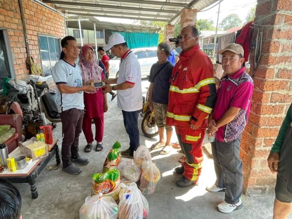 Mangsa kebakaran Kampung Belawai terima sumbangan