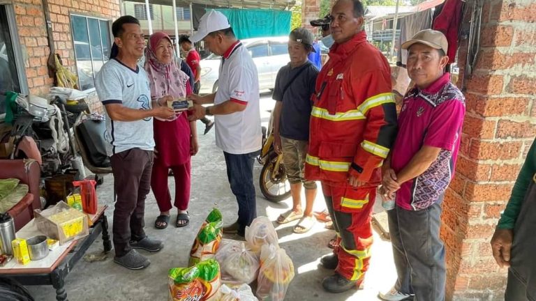 Mangsa kebakaran Kampung Belawai terima sumbangan