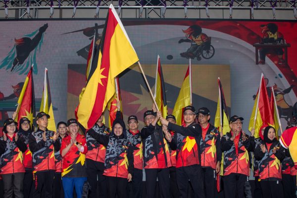 Penyerahan bendera kontinjen Para SUKMA Sarawak