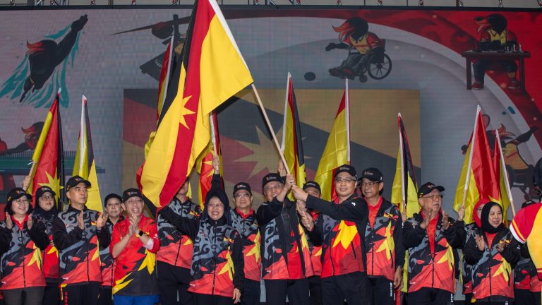 Penyerahan bendera kontinjen Para SUKMA Sarawak