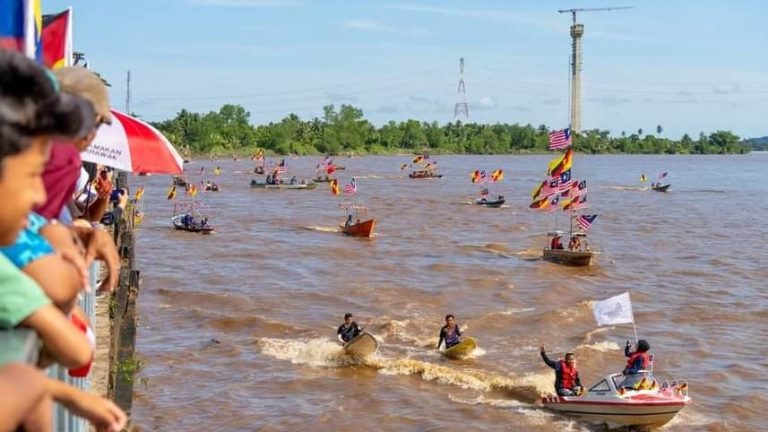Perarakan perahu berhias serikan Hari Kebangsaan