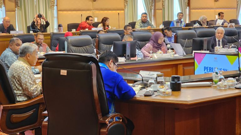 Tingkatkan program, bantuan kepada usahawan Sarawak