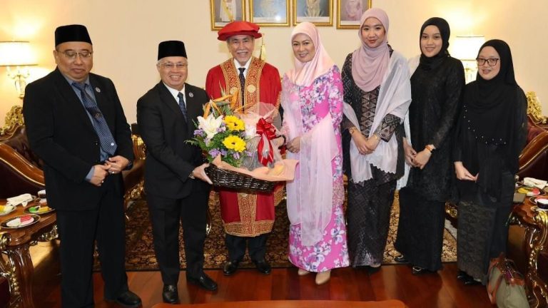 Sumbangan Dr Wan Junaidi diabadi dalam biografi khas