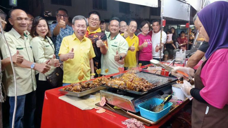 Jualan makanan, minuman sempena Karnival Tanglung dan Kuih Bulan