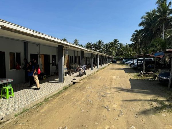 Rumah Emi Mesa dapat lampu solar, jalan berturap