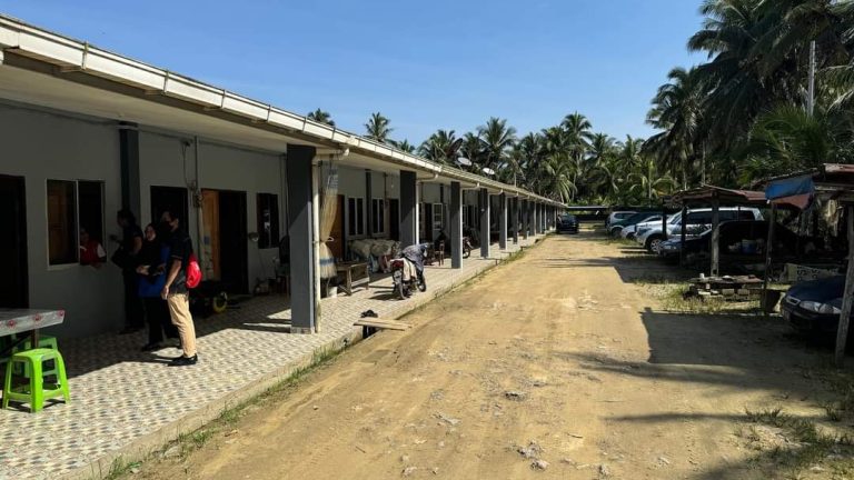 Rumah Emi Mesa dapat lampu solar, jalan berturap